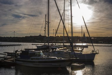 Hudiksvall Merkezi limanında demirleyen tekneleri