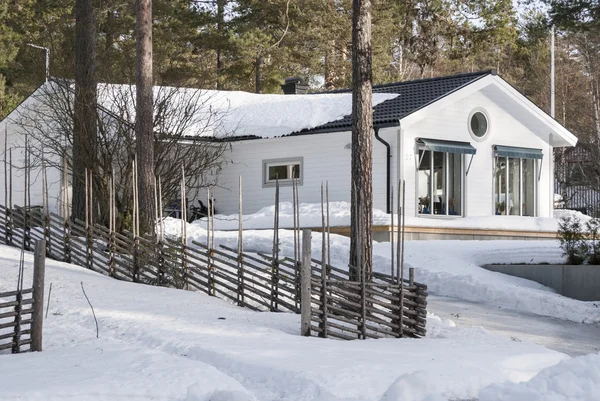 Дом в зимней ауре в шведском городке Худивалль — стоковое фото