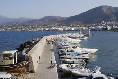 Yunanistan'da Girit Adası üzerinde Hersonissos port dock