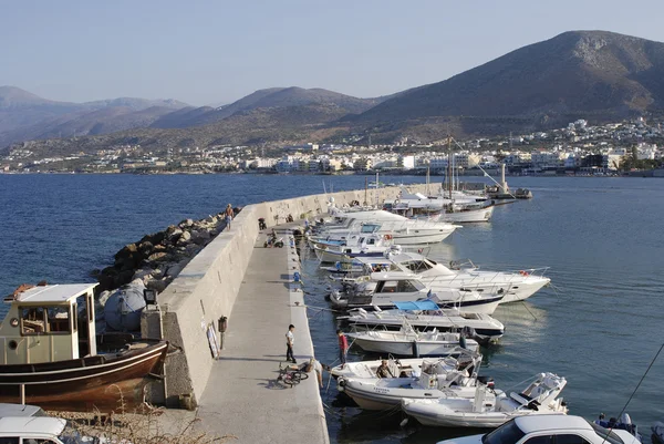Yunanistan'da Girit Adası üzerinde Hersonissos port dock