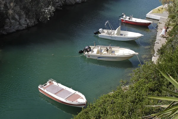 Лодки пришвартованы в гавани на берегу моря — стоковое фото