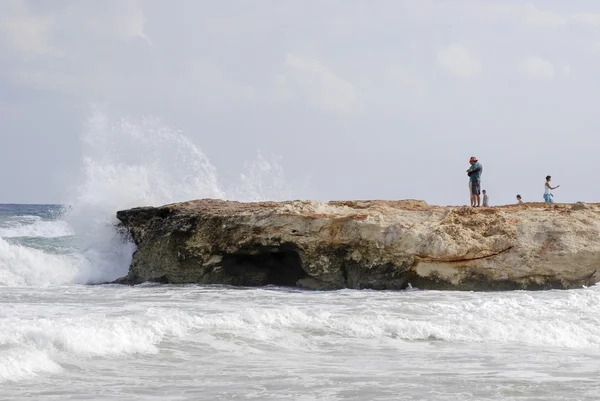 Wave breaking against the rocks on the island of Crete in Greece — Stock Photo, Image