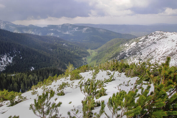 descent from the top and hostels Murowaniec