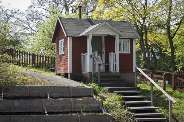 Lille træhus malet i rød farve - Stock-foto