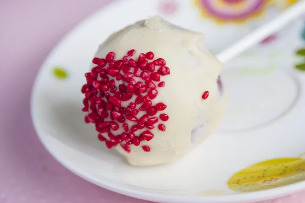 Tidbit en forma de piruleta regada con bolas de colores — Foto de Stock