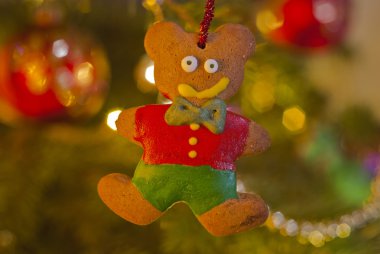 Noel ağacına asılı gingerbread ile oyuncak ayı