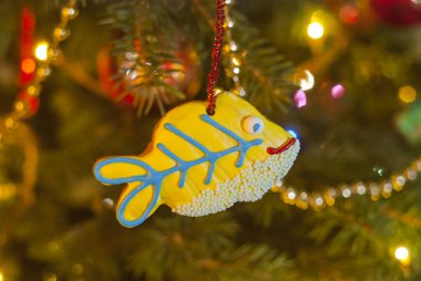 gingerbread Noel ağacı sarı balık şeklinde diğer süslemeler arasında asılı