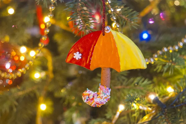 Зонтик, чтобы поесть висит на елке в свете ламп — стоковое фото