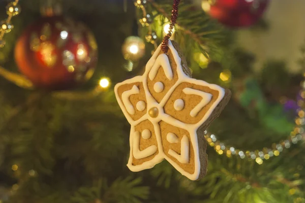 Gingerbread bir Noel ağacı üzerinde