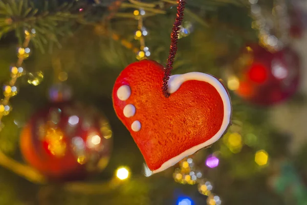 Noel ağacına asılı gingerbread kalp