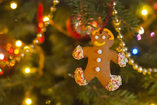 Ursinho de pelúcia com gengibre pendurado na árvore de Natal — Fotografia de Stock