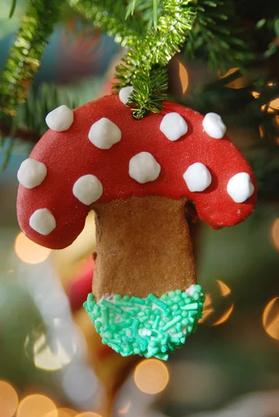 Cogumelo de gengibre como uma decoração de Natal pendurado na árvore de Natal — Fotografia de Stock