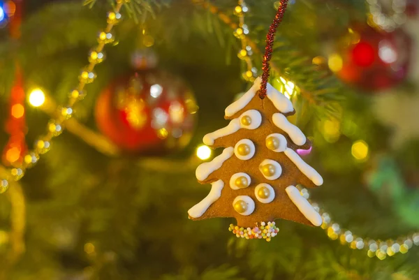 Ağaca tutunan ve lambalar ışıklı bir Noel ağacının şeklinde Noel dekorasyonu