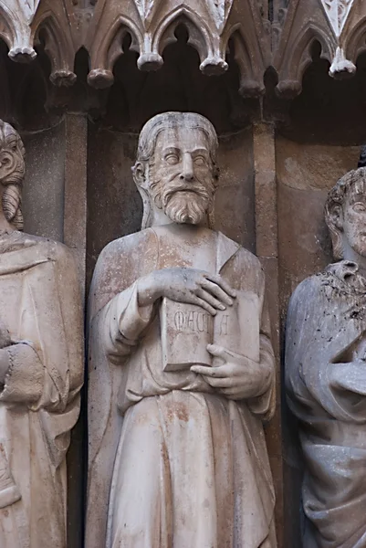 Esculturas imágenes de los apóstoles en la pared de la catedral de Tarragona en España — Foto de Stock
