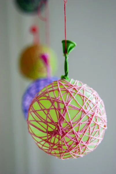 Yeşil balon pembe bir dizesi