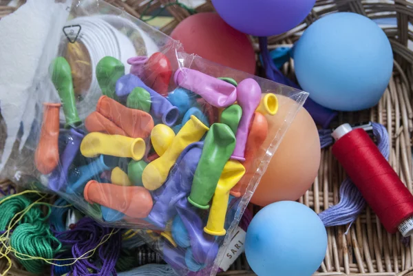 bir sepet yatan renkli balonlar