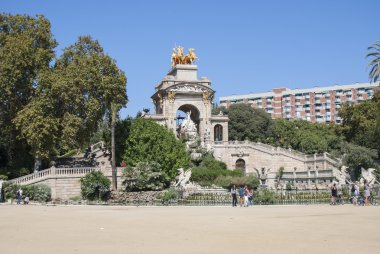 Cascada Monumental - bir çeşme ve Barcelona'da kalenin parkta heykeller ile bir yapı
