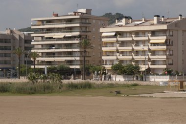 Calafell İspanya binalarda yaz sezonu plaj manzarası
