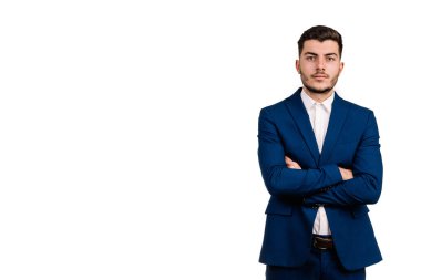 Kolları çapraz duran, beyaz arka planda soyutlanmış, takım elbiseli gülümseyen bir iş adamı. Reklam kampanyası. Temsilci. Boşluğu Kopyala