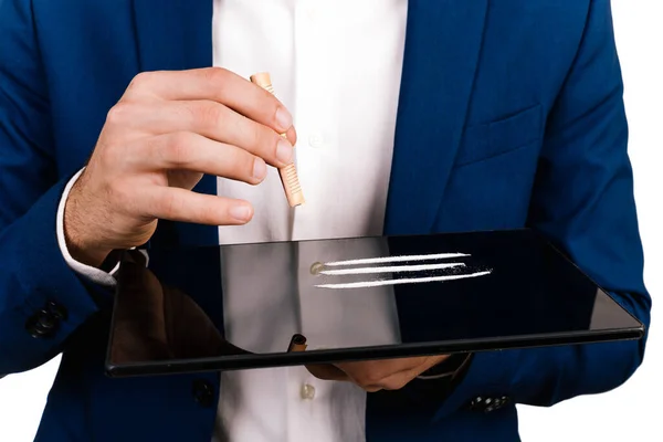 İçinde kokain olan bir tablet tutan bir erkek işadamının elleri. Sert uyuşturucu..