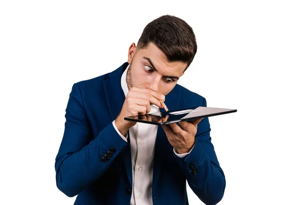 Beyaz arka planda izole edilmiş bir tabletten kokain çeken genç bir iş adamının yakın çekimi. Ağır uyuşturucu bağımlısı