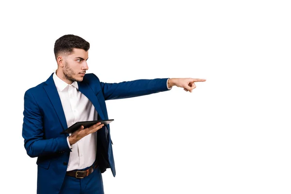 Genç işadamı tableti tutarken profilini işaret ediyor