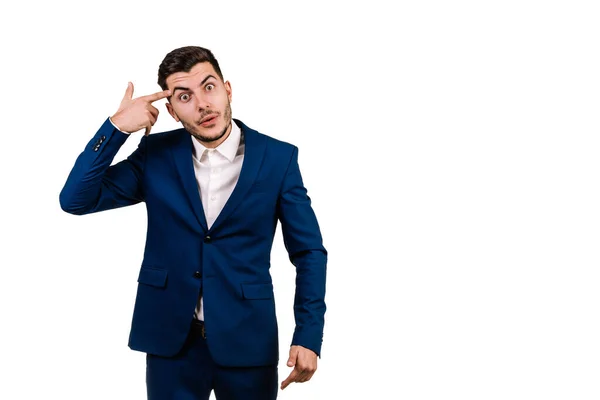 Yakın plan, beyaz bir arkaplanda kendini hedef alan bir adam parmağını kafasına doğrultuyor.