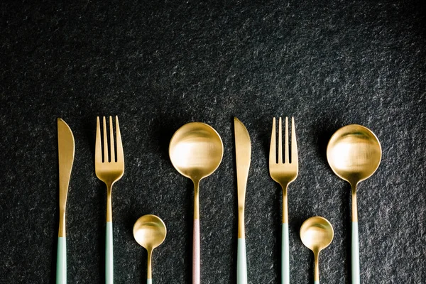 Siyah arka planda zarif ve modern çatal bıçak seti. Modern yemekler. Boşluğu Kopyala