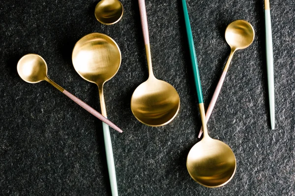 Siyah arka planda izole edilmiş şık ve renkli kaşıklar. Düz ve üst görünüm