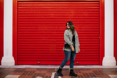 Sarı saçlı, gülümserken poz veren beyaz kadın. Sıradan kıyafetler giyiyor.