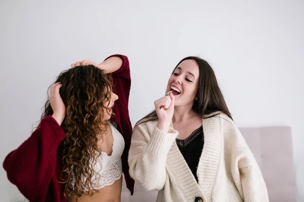 Two White Teenage Girls Singing Dancing Bed Morning — Stock Photo, Image