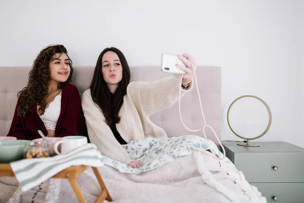 Dwóch Przyjaciół Łóżku Robi Sobie Selfie Telefonem Komórkowym Mają Ciemne — Zdjęcie stockowe