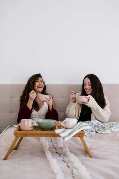 Dwie Białe Dziewczyny Brązowymi Włosami Jedzące Miskę Płatków Śniadanie — Zdjęcie stockowe