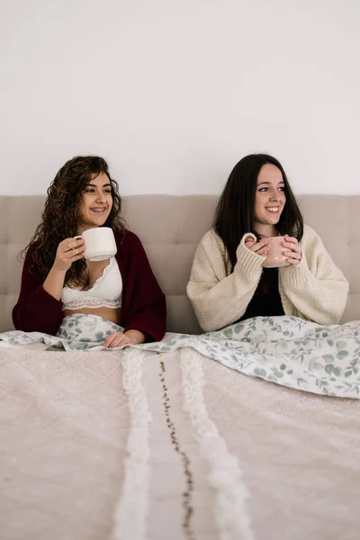 Dwie Białe Kobiety Brązowymi Włosami Bielizną Sweterkiem Jedzącym Śniadanie Łóżku — Zdjęcie stockowe