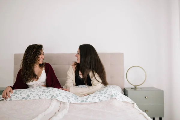 Dwie Białe Nastolatki Łóżku Śmieją Się Szczęśliwie Patrząc Siebie — Zdjęcie stockowe
