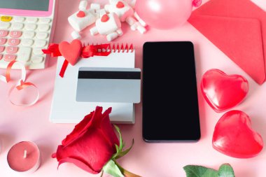 Sevgililer Günü çevrimiçi alışveriş. Mevsimlik tatil indirimi. Kredi kartı, akıllı telefon, hesap makinesi, kırmızı gül, kırmızı kalp. Romantik düğün alışverişleri, kadınlar günü, sevgililer için sevgililer günü hediyeleri..