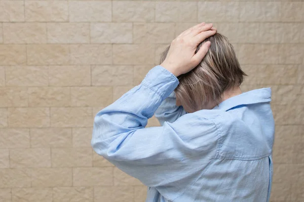 Mulher idosa viciada e alcoolismo sozinho estresse depressão sentado no chão com a cabeça nas mãos. O conceito saúde psicológica, ataque de pânico. Conceitos documentais sociais — Fotografia de Stock