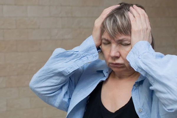 Donna anziana dipendente e alcolismo solo lo stress depressione seduto sul pavimento con la testa tra le mani. Mal di testa, vertigini, emicrania, violenza, emicrania, salute psicologica, ansia emotiva — Foto Stock