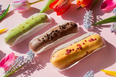 Çikolatalı, ahududulu, fıstıklı ve limonlu. Merhaba tatlı ruh hali. Kavram pişirme, yemek kitabı tarifleri, pastane afişi, kafe reklamı. Yaz ve tatil satışları için arka plan. Konu bulanık