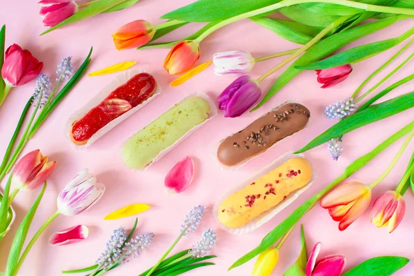 Çikolatalı, ahududulu, fıstıklı ve limonlu. Merhaba tatlı ruh hali. Kavram pişirme, yemek kitabı tarifleri, pastane afişi, kafe reklamı. Yaz ve tatil satışları için arka plan. Konu bulanık