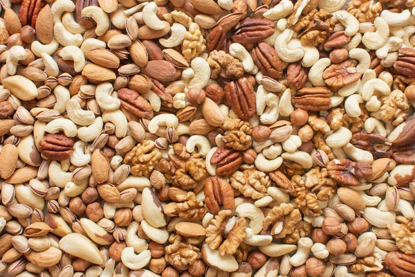 Fındık, fındık, fındık, fındık, fıstık, fıstık, fıstık, badem, kaju. Flatlay organik fındık pankartı. Sağlıklı yiyecekler, kullanışlı mikroelementler ve vitaminler. Faydalı sağlık atıştırması