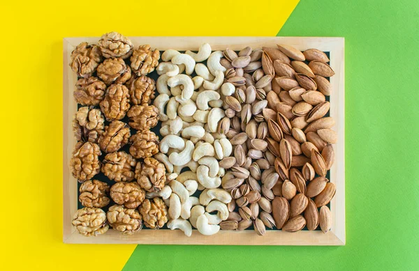 Fındık, fındık, fındık, fındık, fıstık, fıstık, fıstık, badem, kaju. Flatlay organik fındık pankartı. Sağlıklı yiyecekler, kullanışlı mikroelementler ve vitaminler. Faydalı sağlık atıştırması