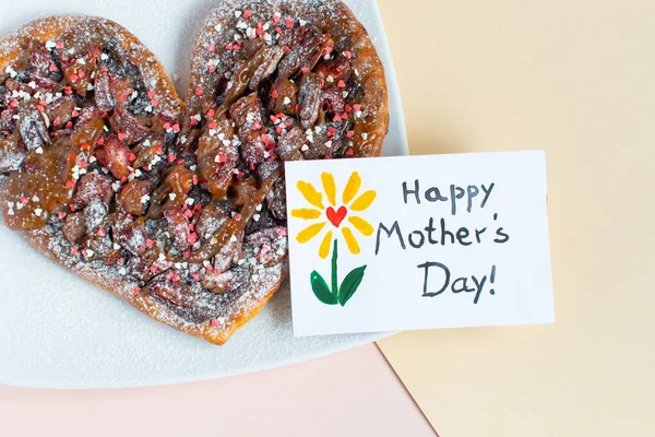 Szczęśliwego Dnia Matki Słodka Pizza Kształcie Serca Śniadanie Dzień Matki — Zdjęcie stockowe