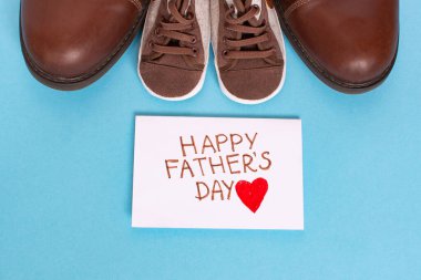 Babalar Günü kutlaması. Ahşap arka planda büyük ve küçük ayakkabılar. Babalar günü kompozisyonu