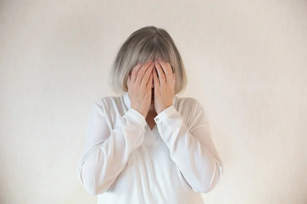 Senior Vrouw Stress Verslaafde Alcoholisme Alleen Depressie Bedekt Haar Gezicht — Stockfoto