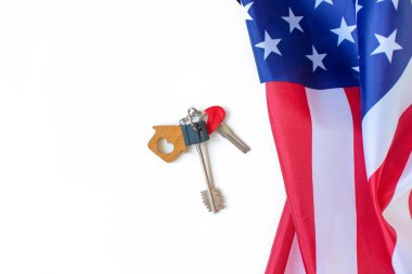 Yeni bir ev. Yeni bir evin ve Amerika Bayrağı 'nın anahtarları. Göçmenlik ve Amerika 'ya taşınma. Hafıza Günü konsepti. ABD 'de federal tatil.