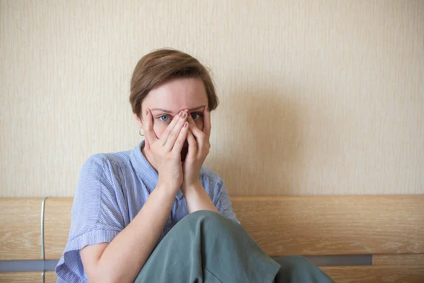 Vrouwenstress. Vrouwen geweld en misbruikt concept. Gezondheidszorg concept, stress, hoofdpijn, duizeligheid, geweld, migraine psychologische gezondheid emotionele angst. — Stockfoto