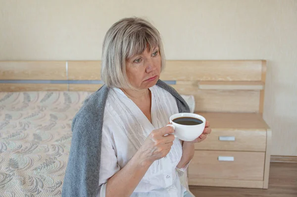 Lonely Senior Mujer Está Triste Con Una Taza Café Sus — Foto de Stock