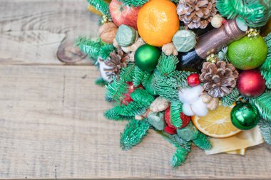 Noel ağacı dalları, elmalar, tatlılar, portakal, pamuk ve fındık..