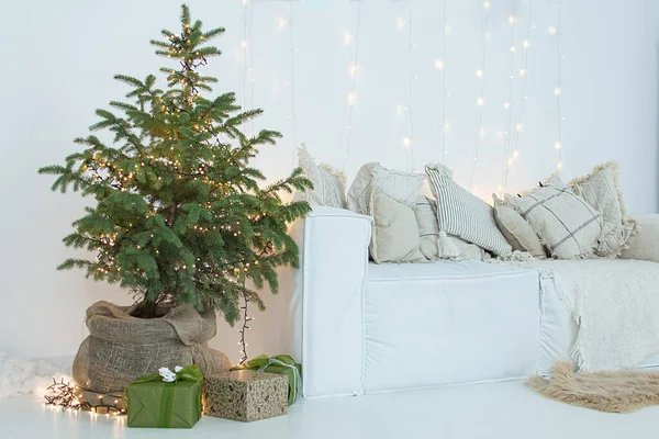 Kışın ev dekorasyonu. İç mekan Noel tarzında dekore edilmiş. Modern evin konforu.